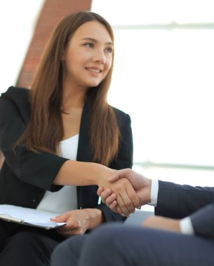 İş el sıkışma, tebrikler veya ortaklık kavramı.