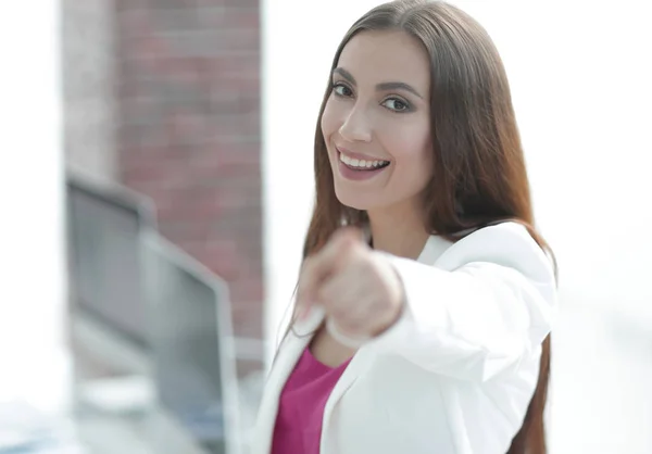 Självsäker business kvinna pekande finger fram — Stockfoto