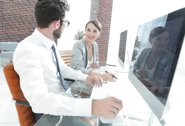 Jeunes professionnels assis derrière un bureau — Photo