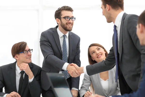 Compañeros de negocios sentados en una mesa durante una reunión con dos — Foto de Stock