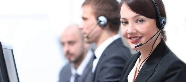 Agente de servicio al cliente femenino con auriculares trabajando en un centro de llamadas — Foto de Stock