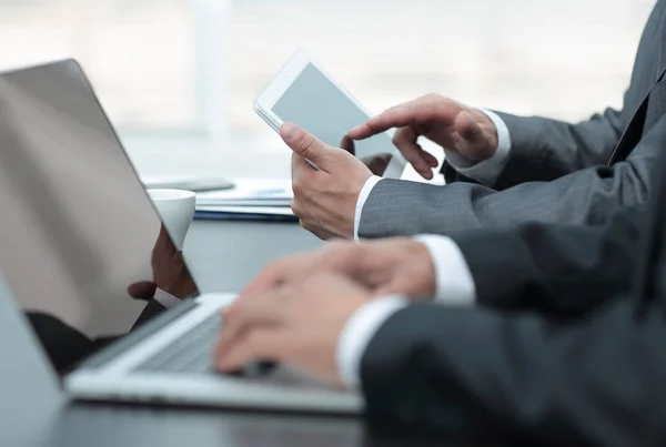 Closeup.Businessman arbetar på bärbar dator — Stockfoto