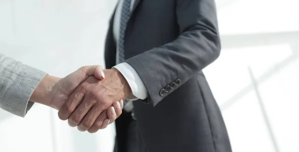 Vzrušený usmívající se podnikatel metoda handshaking partnera na zasedání, — Stock fotografie