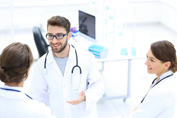 Grupo de médicos falando — Fotografia de Stock