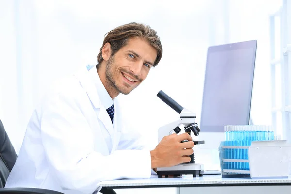 Homme chimiste scientifique Reseacher en utilisant le microscope en laboratoire — Photo