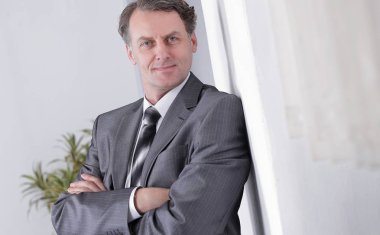 Ofisin arka planında başarılı bir işadamı.