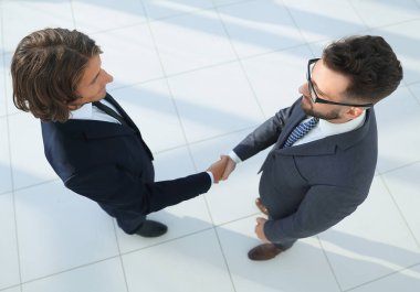 İş tokalaşması ve iş adamları kavramları.