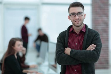 Bulanık arka plan ofisindeki iş kadını