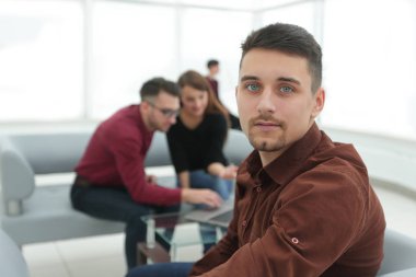 İşletme takımının arka planında çalışan