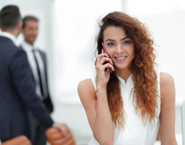 Yakın plan. Akıllı telefonlu bir iş kadını.