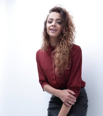 Alt görünümü. gülümseyen genç kadın