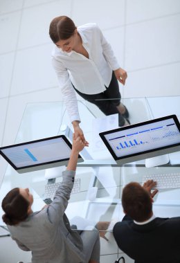 En baştan görüntüleyin. el sıkışma Yöneticisi ve çalışanı Masaüstü yoluyla