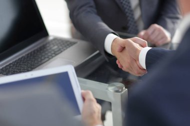 İş ortaklarının güvenilir tokalaşması