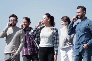 onların akıllı telefonlar üzerinde konuşurken öğrenci grubu.