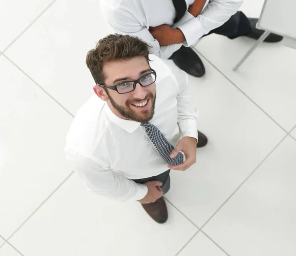 Vista desde la parte superior. equipo de negocios de pie en la sala de oficinas — Foto de Stock