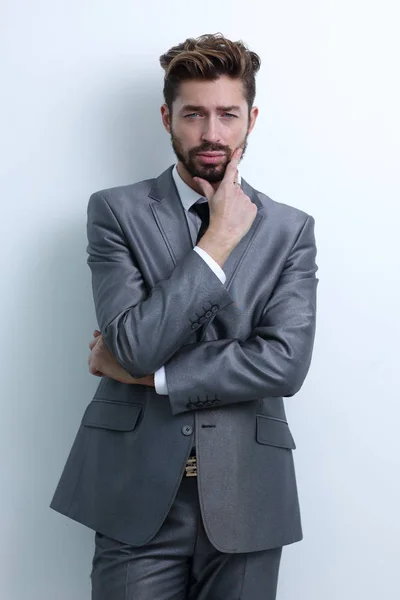 Jovem empresário posando com braços cruzados . — Fotografia de Stock