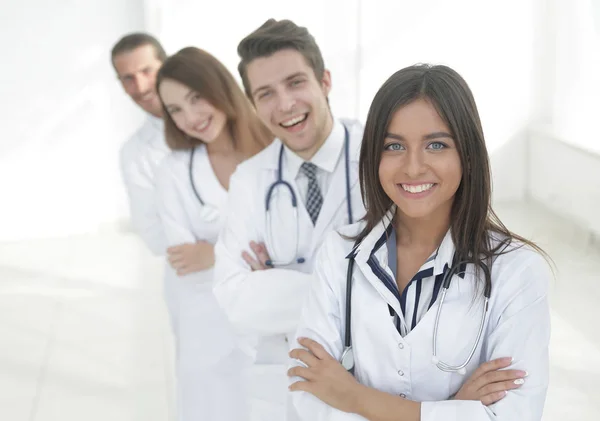 幸せな成功している同僚のグループと女性医師 — ストック写真