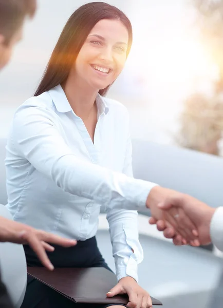 Handshake Affärspartners Kontoret Foto Med Kopia Utrymme — Stockfoto