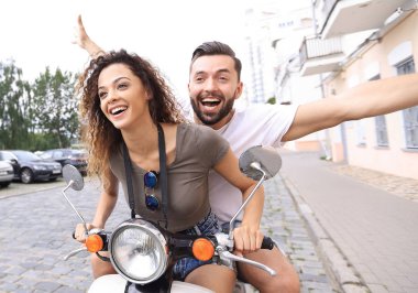 Çift sürme motosiklet eski şehir sokak.
