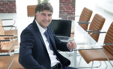 gülümseyen Yöneticisi Toplantı salonunun içinde çalışma masası, oturma.