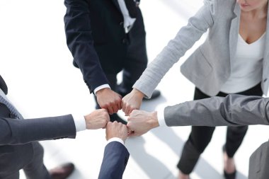 Gençler birlikte ellerini koyarak