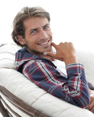 portre. adam büyük bir rahat sandalyede oturuyor dinleniyor.