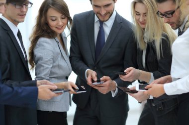 Yakın işadamı ve akıllı telefon kullanan kadın