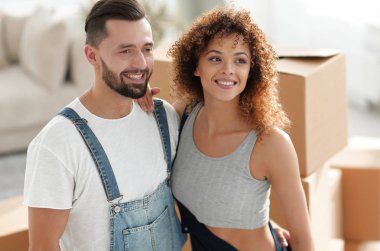 Mutlu çift yeni bir daire içinde. Yeni eve taşınma partisi hazırlanıyor gelecek planlama