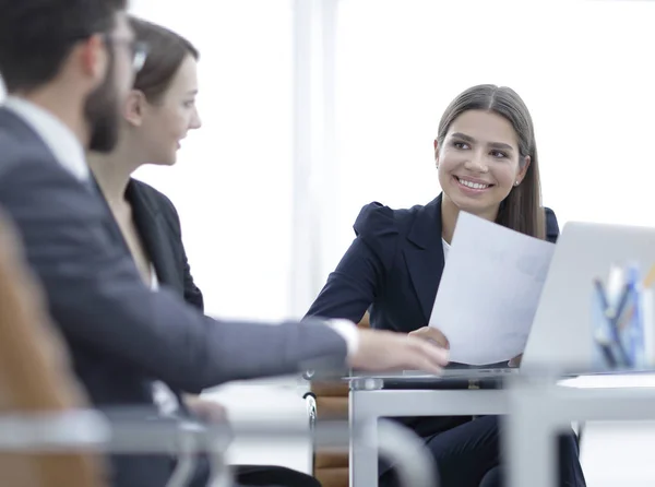 Geschäftspartner diskutieren bei Treffen über Dokumente und Ideen — Stockfoto