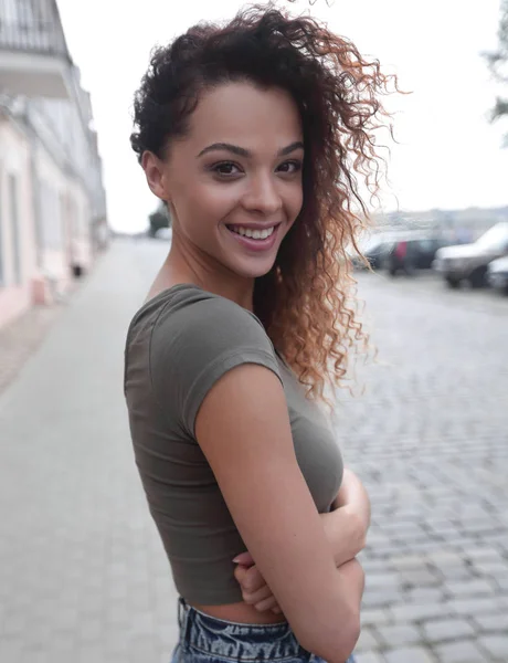 Młoda kobieta z fryzura afro, uśmiechając się w wielkomiejskim — Zdjęcie stockowe