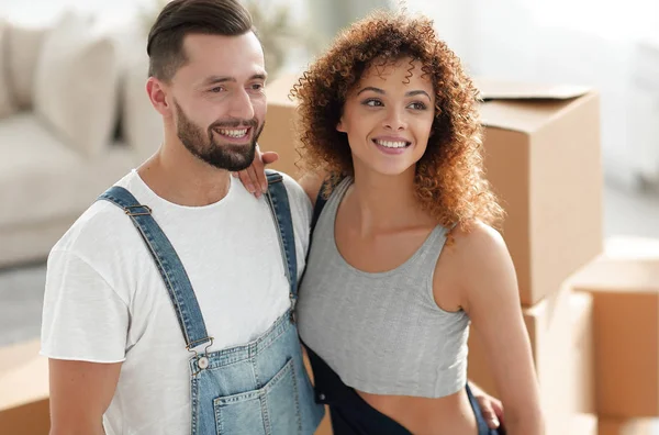 Casal Feliz Num Apartamento Novo Planejando Futuro Preparando Aquecimento Doméstico — Fotografia de Stock