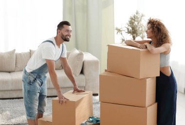 Mutlu ve genç çift kutu