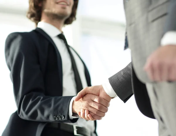 Vriendelijke Glimlachende zakenmensen handshaking. Business concept foto — Stockfoto