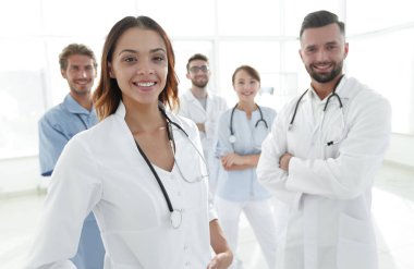 Çekici kadın doktor ile sağlık stetoskop tıbbi grup önünde
