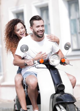 Cool adam ve güzel kız ifade ile scooter üzerinde sürme