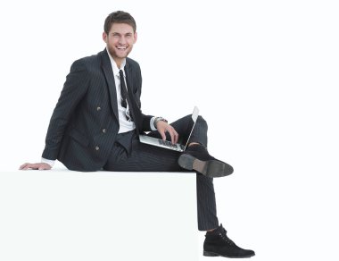 yakışıklı işadamı ile bir laptop