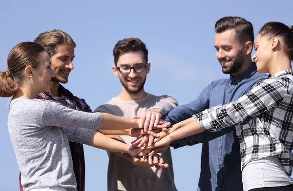 Gruppe junger Menschen zeigt ihre Einigkeit. — Stockfoto