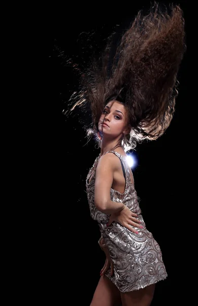 Jonge brunette vrouw dansen in een nacht disco club. — Stockfoto