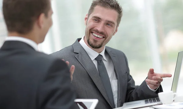 Closeup.business partners bespreken bedrijfsproblemen — Stockfoto