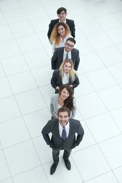 Business team står i linje .isolated på vit. — Stockfoto
