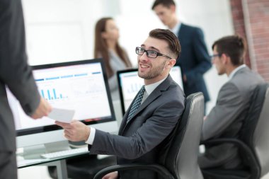 iş raporları bir bilgisayarda çalışan iş adamı