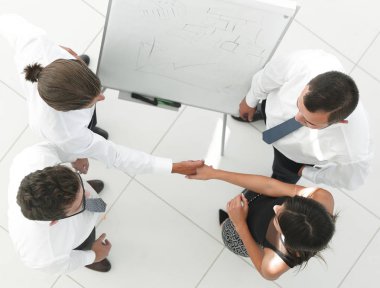 En baştan görüntüleyin. bir iş el sıkışma meslektaşlarının arka plan görüntüsü