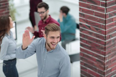 Toplantıda çalışan iş adamlarının resmi.