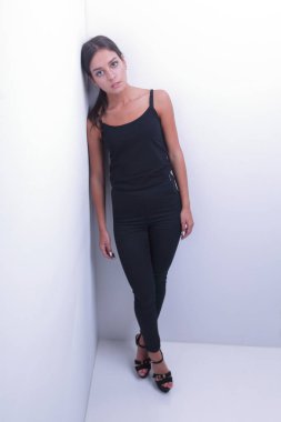 ileri yürüyüş dalgın genç kadın.