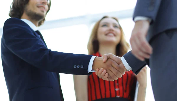 Homens de negócios a apertar a mão depois de um bom negócio. Conceito de negócio — Fotografia de Stock