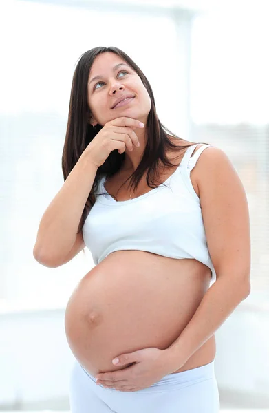 Portret van een dromen zwangere vrouw — Stockfoto