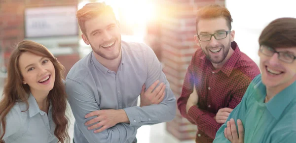 Glimlachend amerikaans team bespreken business project tijdens koffie — Stockfoto