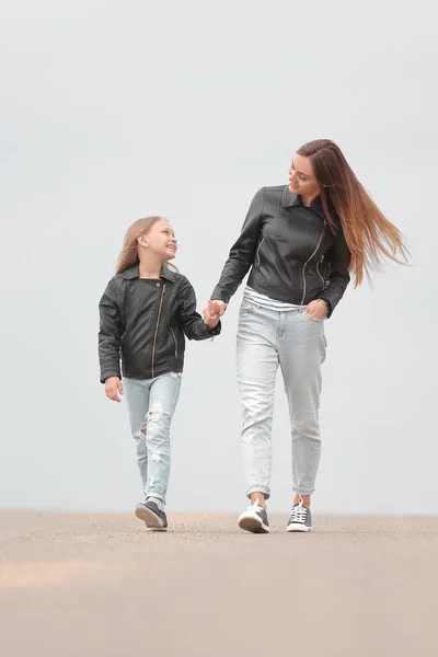 Achteraanzicht. moeder en dochter houden elkaars handen — Stockfoto