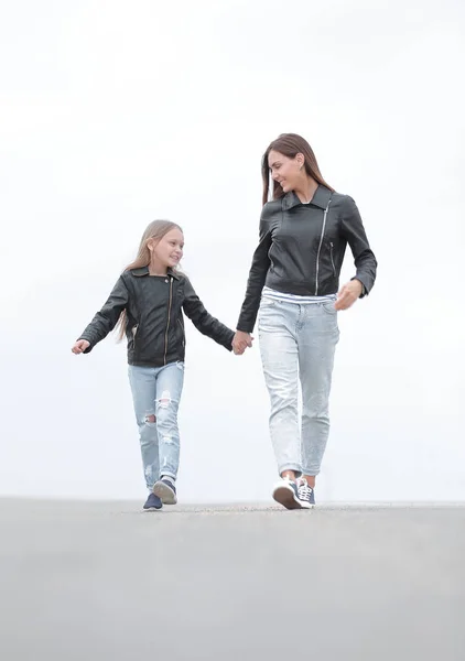엄마와 함께 산책 하는 딸의 초상화 — 스톡 사진