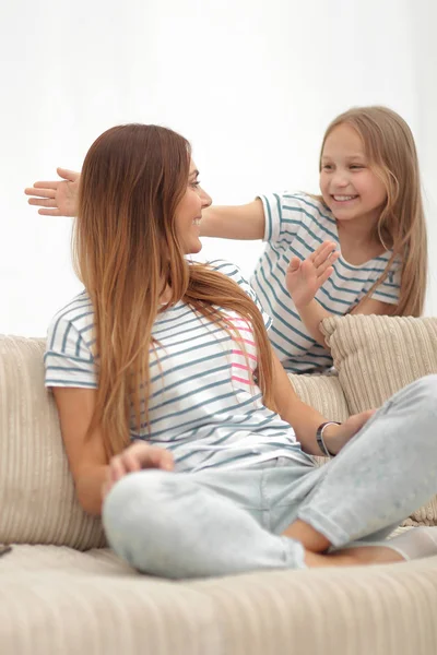 Adivinha quem. mãe brinca com sua filha — Fotografia de Stock